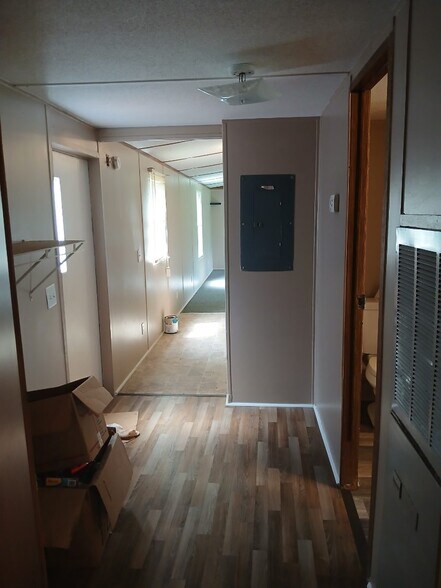 Building Photo - 107 Elm St