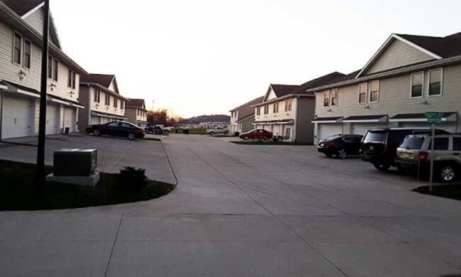 Building Photo - Luxury Townhome