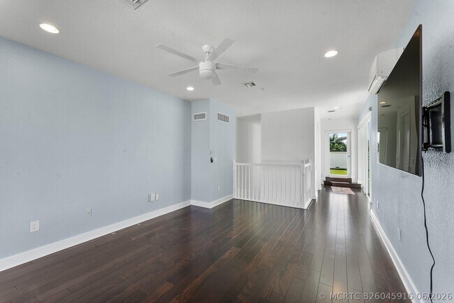 Building Photo - 57 Isle of Venice Dr