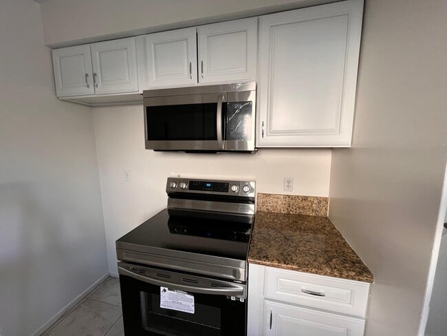 Building Photo - 724 Clay Ave