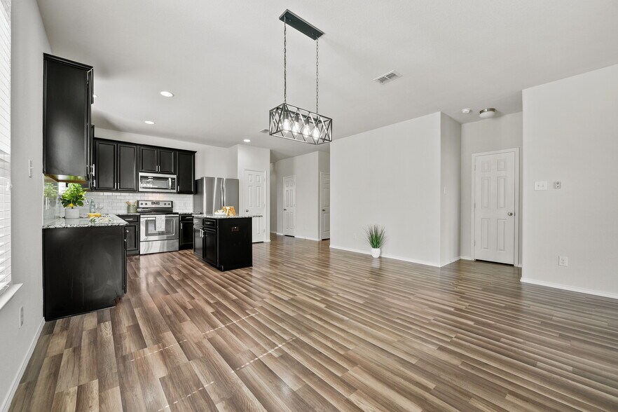 Building Photo - 3104 Montserrat Creek Dr