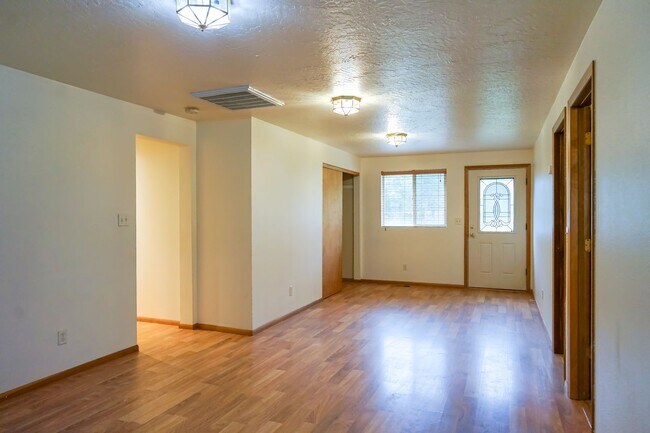 Building Photo - Mini "Ranch" in Hayden