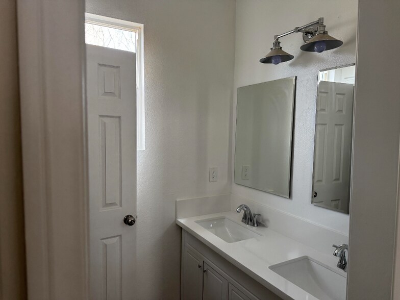 Building Photo - 3048 San Luis Dr