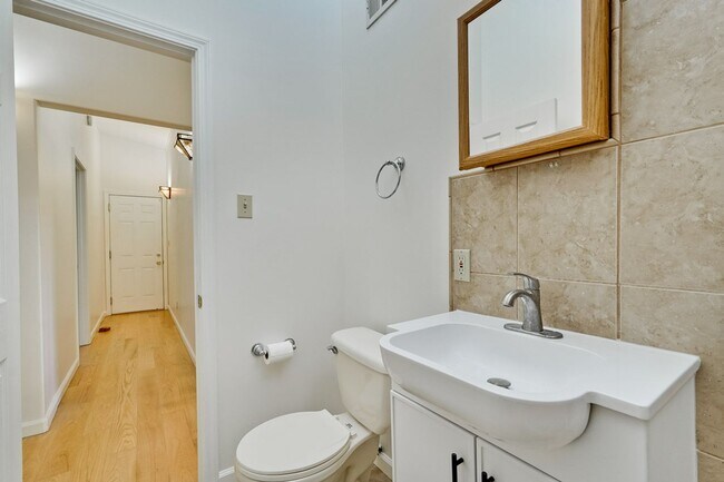 Building Photo - Spacious 4 Bed 3 Bath Home in Highly Desir...