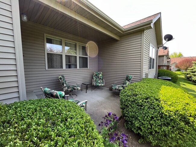 Building Photo - 722 Dolores Ln