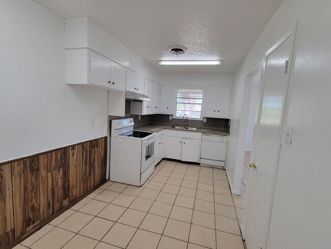 Building Photo - 3 Bedroom 1 bath Duplex!