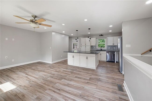 Building Photo - 387 Pine Acres Dr