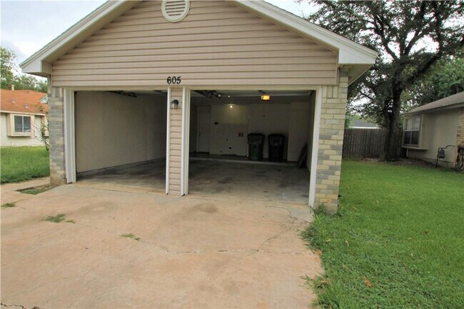 Building Photo - 605 Elder Way