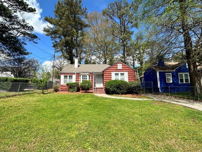 Building Photo - 2 bedroom 1 bath bungalow in the heart of ...