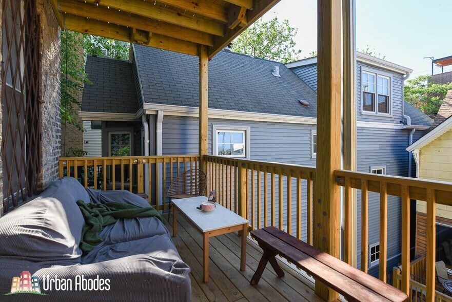 Building Photo - 870 W Buckingham Pl