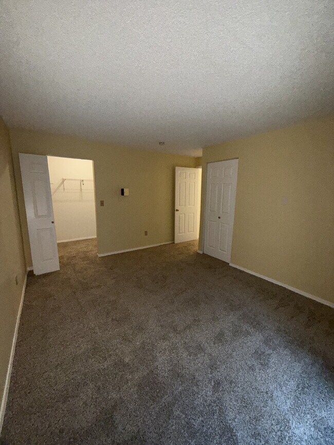 Building Photo - Fairwood Area Condo Available Now!