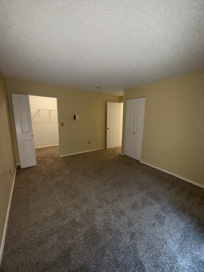 Building Photo - Fairwood Area Unit Available with Move-In Special!