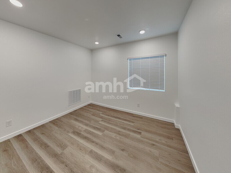 Building Photo - 26105 E Calhoun Pl