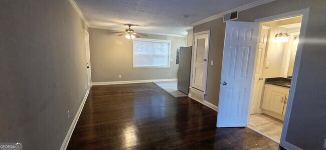 Building Photo - 21 Delmont Dr NE