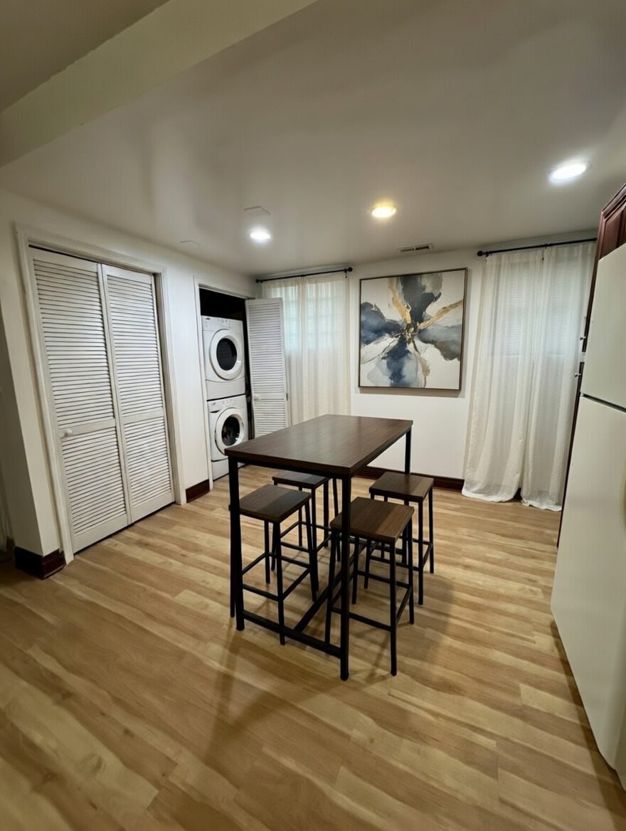 Building Photo - 1809 N Hermitage Ave