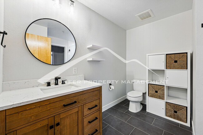Building Photo - Spacious LoHi Condo with Washer/Dryer and ...