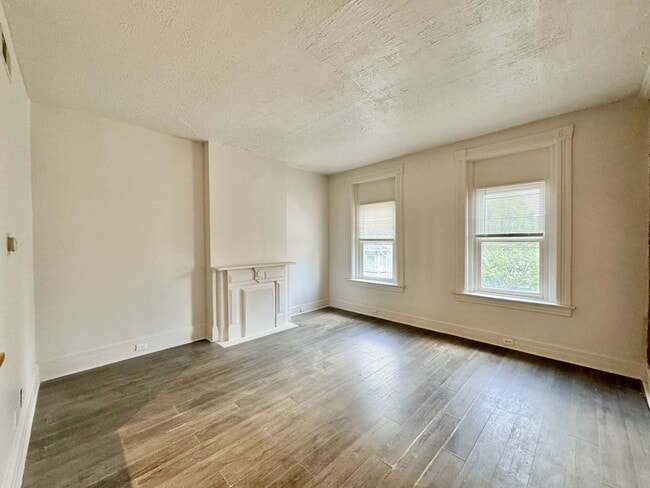 Building Photo - 2233 Victor St