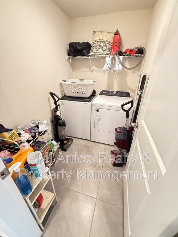 Building Photo - 10744 Chippewa Dr