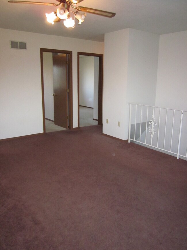 Building Photo - 4 Bedroom 2 Bathroom Duplex