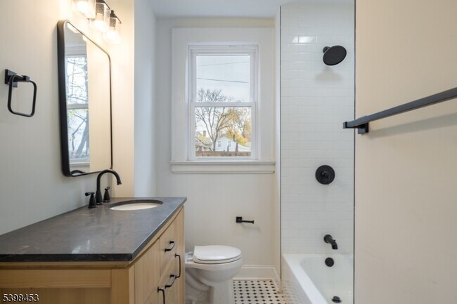 Building Photo - 160 Academy St