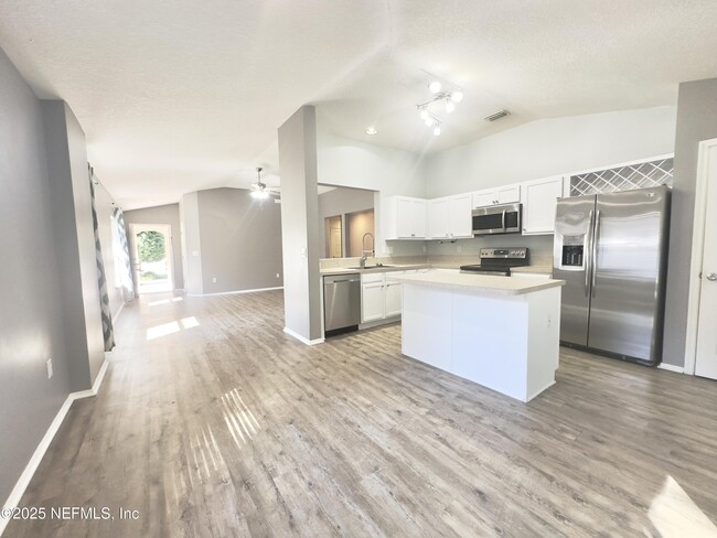 Building Photo - 204 Candlebark Dr