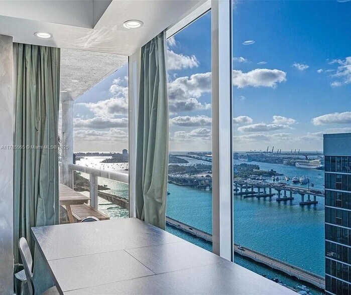 Primary Photo - 1717 N Bayshore Dr