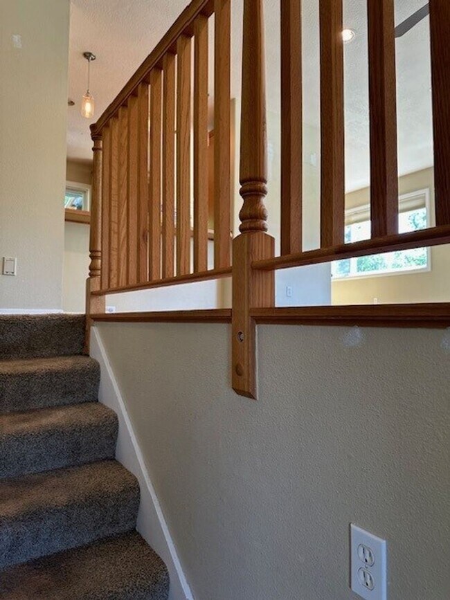 Building Photo - The Perfect Family Home! Large Yard, Deck ...