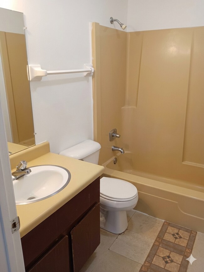 Building Photo - Spacious 2BR Apartment | Heat Included | Kenosha Location