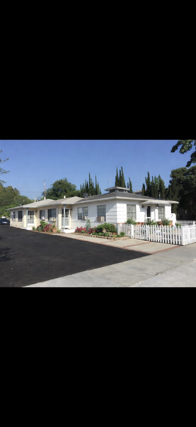 Building Photo - 124 N Beachwood Dr