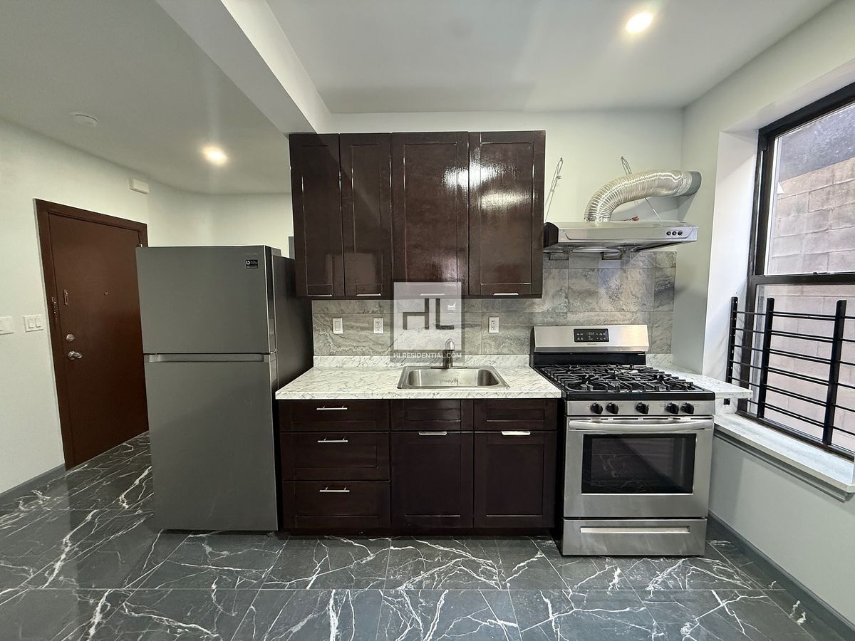 Building Photo - Brighton Beach 3BR | 30 Seconds to B/Q Train + Beach Access | Renovated Apartment