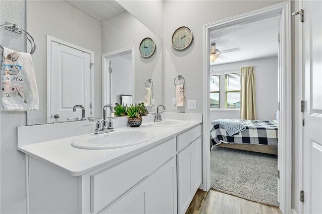 Building Photo - 5805 Liguria Cv