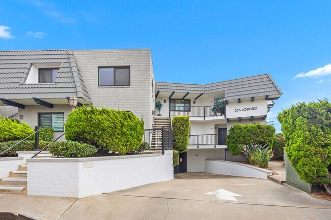 Building Photo - Luxurious 2 Bedroom, 2 Bathroom Condo for Rent