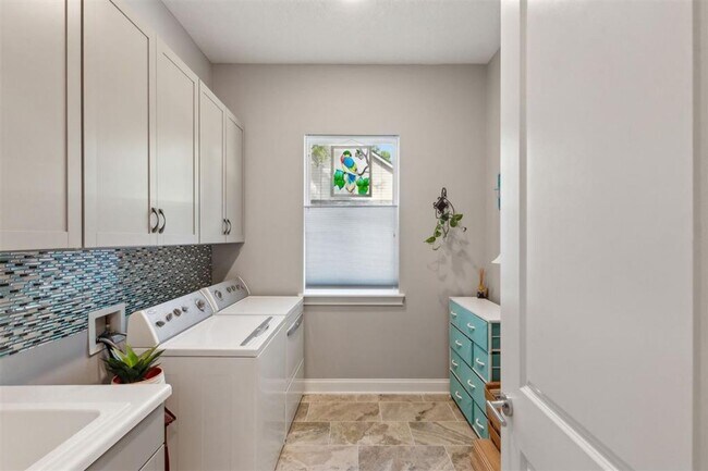 Building Photo - Luxury Living in exclusive and gated Oyste...