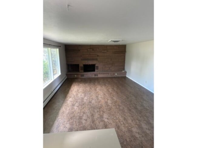 Building Photo - CUTE 3 BED, 2 BATH HOUSE Spacious inside a...