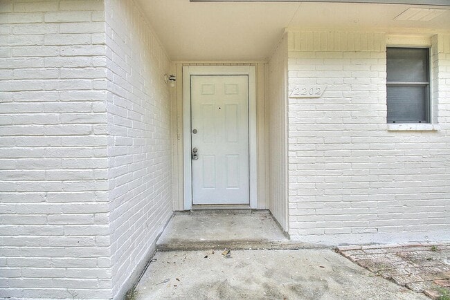 Building Photo - 2202 Saxony Dr