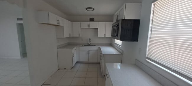 Building Photo - 1810 S 32nd St