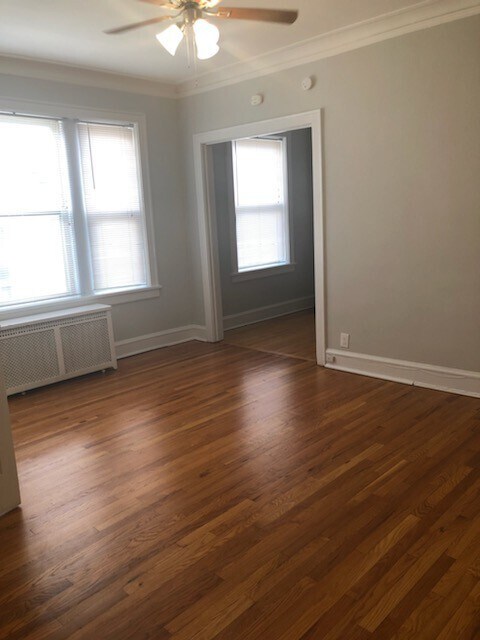 Building Photo - Evanston studio with separate kitchen! Hea...
