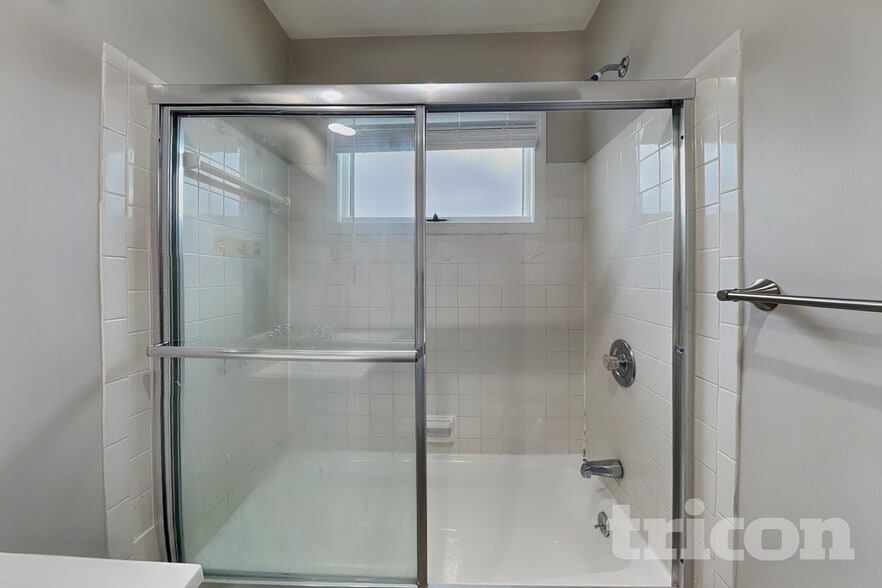 Building Photo - 9719 N Kenwood Ct