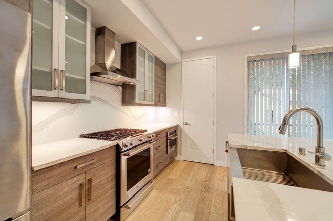 Building Photo - 4Bd/3Ba Bellevue Townhouse