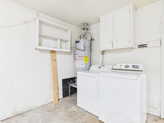 Building Photo - 1402 Village Dr