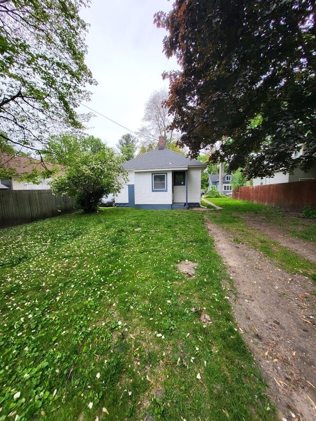 Building Photo - 2 bedroom, 1 bath house