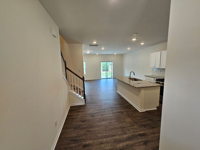Building Photo - Beautiful Townhome