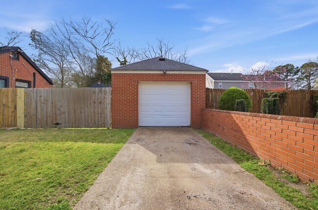 Building Photo - 1080 Green St