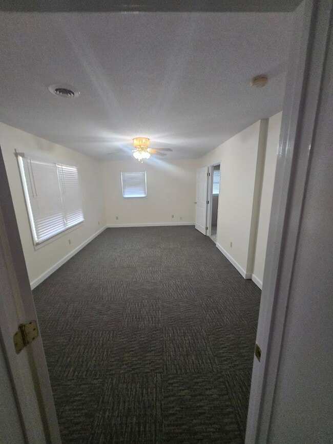 Building Photo - **Charming 3-Bed, 2-Bath Duplex Apartment ...