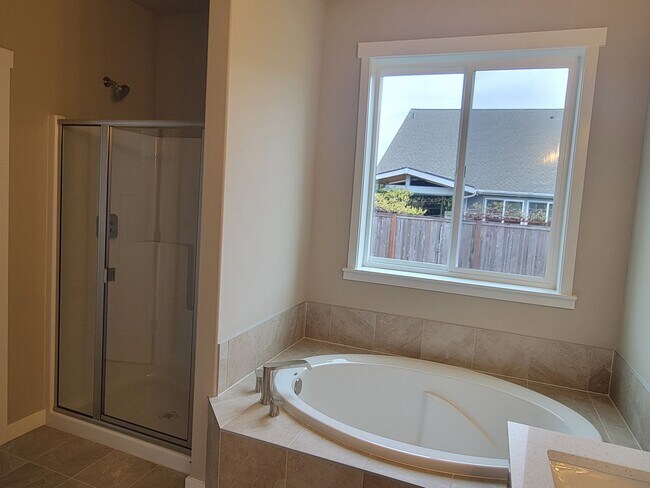 Building Photo - Newer 2 bedroom home + den