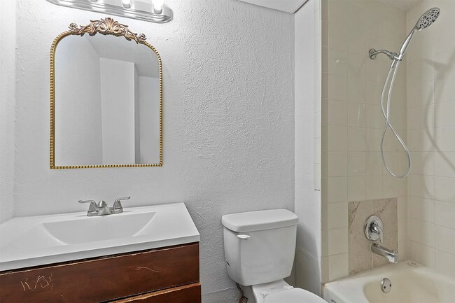 Building Photo - 6024 Westridge Ln