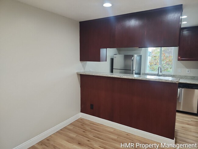 Building Photo - Large Condo in Claremont