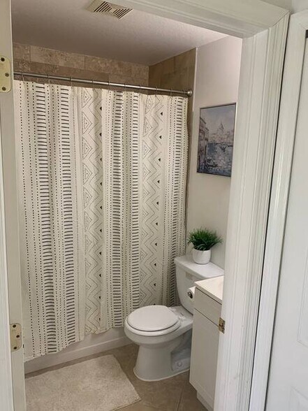 Building Photo - 4973 Viceroy St