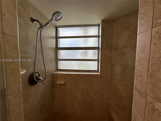 Building Photo - 2651 SE 19th Ct