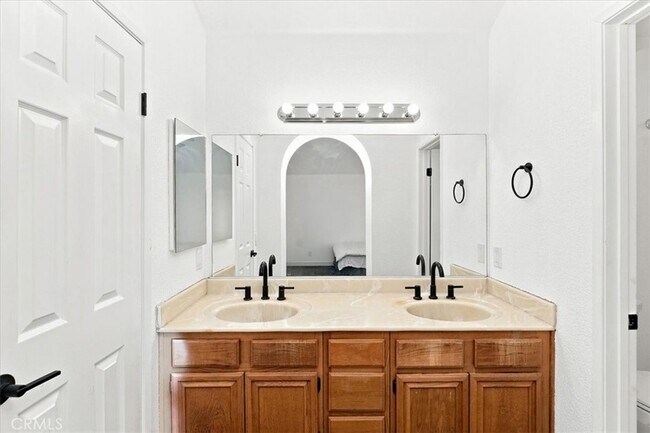 Building Photo - 421 Yellowstone Cir